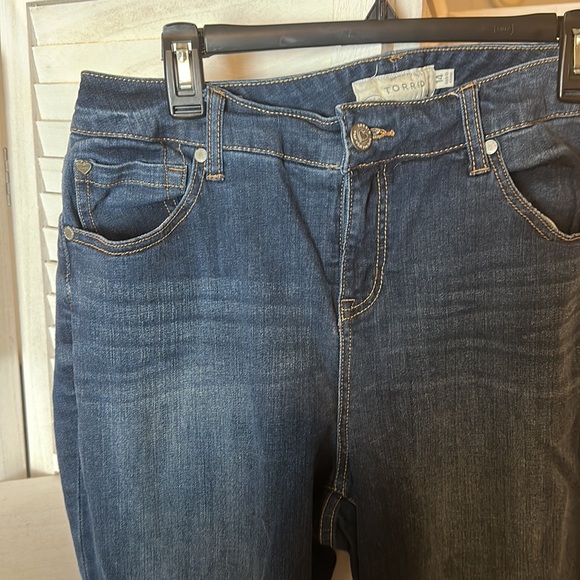 Torrid Girlfriend Skinny Jeans - Picture 2 of 8